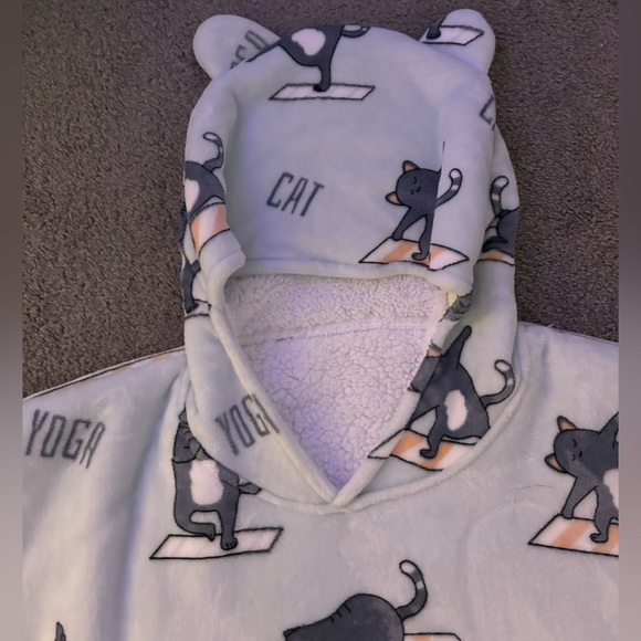 NWOT Three poodle extra long blanket hoodie in cat yoga print - Picture 5 of 8